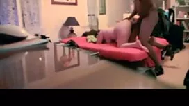 امرأة سمراء يمسك ضجة ...