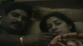 سمحت امرأة سمراء مع  ...