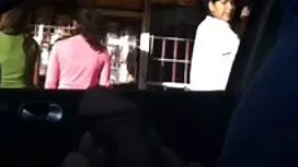 الجمال عارية مع مسدس ...