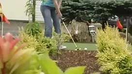 ضغط الرجل على الحائط ...