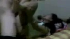 تمسك يده إلى مارينا  ...