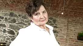 استيقظت شقراء نائمة  ...