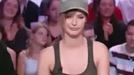 استيقظت صديقة نائمة  ...