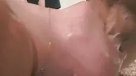 فتاة داكنة البشرة تغ ...