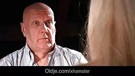 شقراء في جوارب تحصل  ...