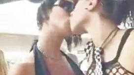 الجمال يشعر سخيف لطي ...